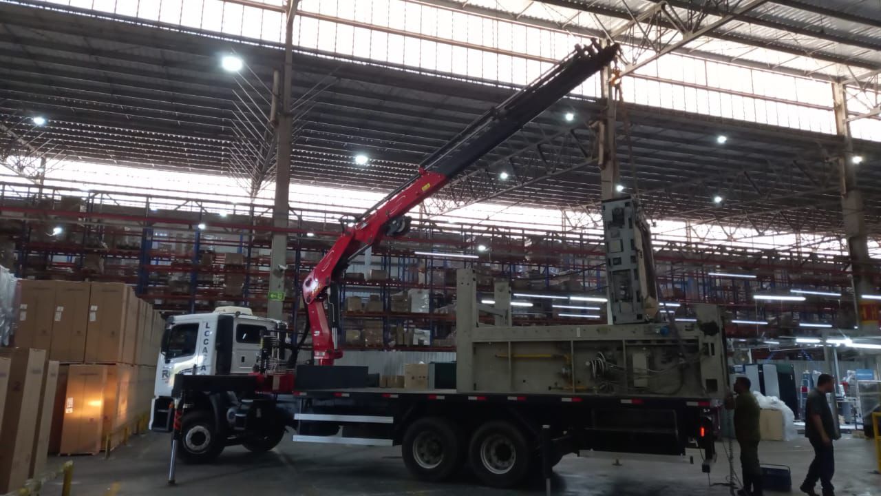 locacao-munck-contairner-mato-groso-sul-tres-lagoas-regiao (3) A locação de munck em Inocência, MS, é uma solução versátil e eficiente para uma variedade de necessidades de elevação e transporte de cargas.