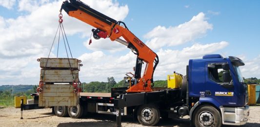 A Munck MS é especialista em Içamento de Cargas no Mato Grosso do Sul. Conheça os equipamentos (Guindaste, Caminhão Munck), dicas de segurança e a importância do Planejamento Prévio para sua obra em Três Lagoas, Bataguassu e região.