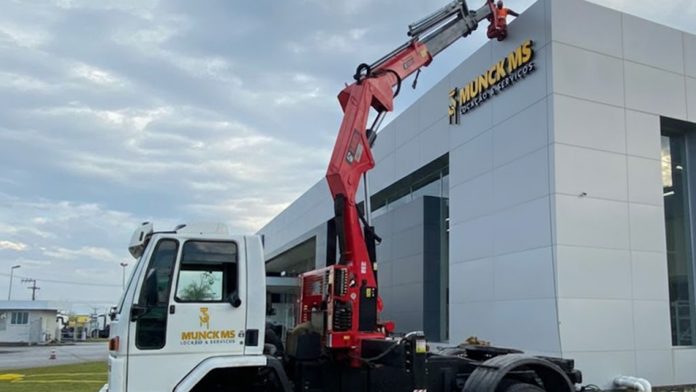 A Munck MS é especialista na Locação de Caminhão Munck com Cesto Aéreo em Três Lagoas, Bataguassu e Paraíso das Águas. Garanta segurança, eficiência e atendimento às normas para manutenção de redes elétricas, poda de árvores e montagem de estruturas em toda a região do MS.