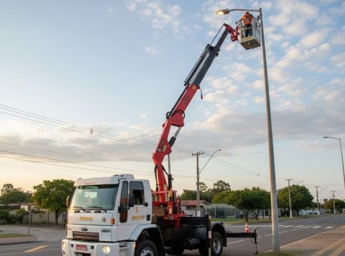 Caminhão Munck equipado com cesto aéreo prestando serviço especializado em Campo Grande
