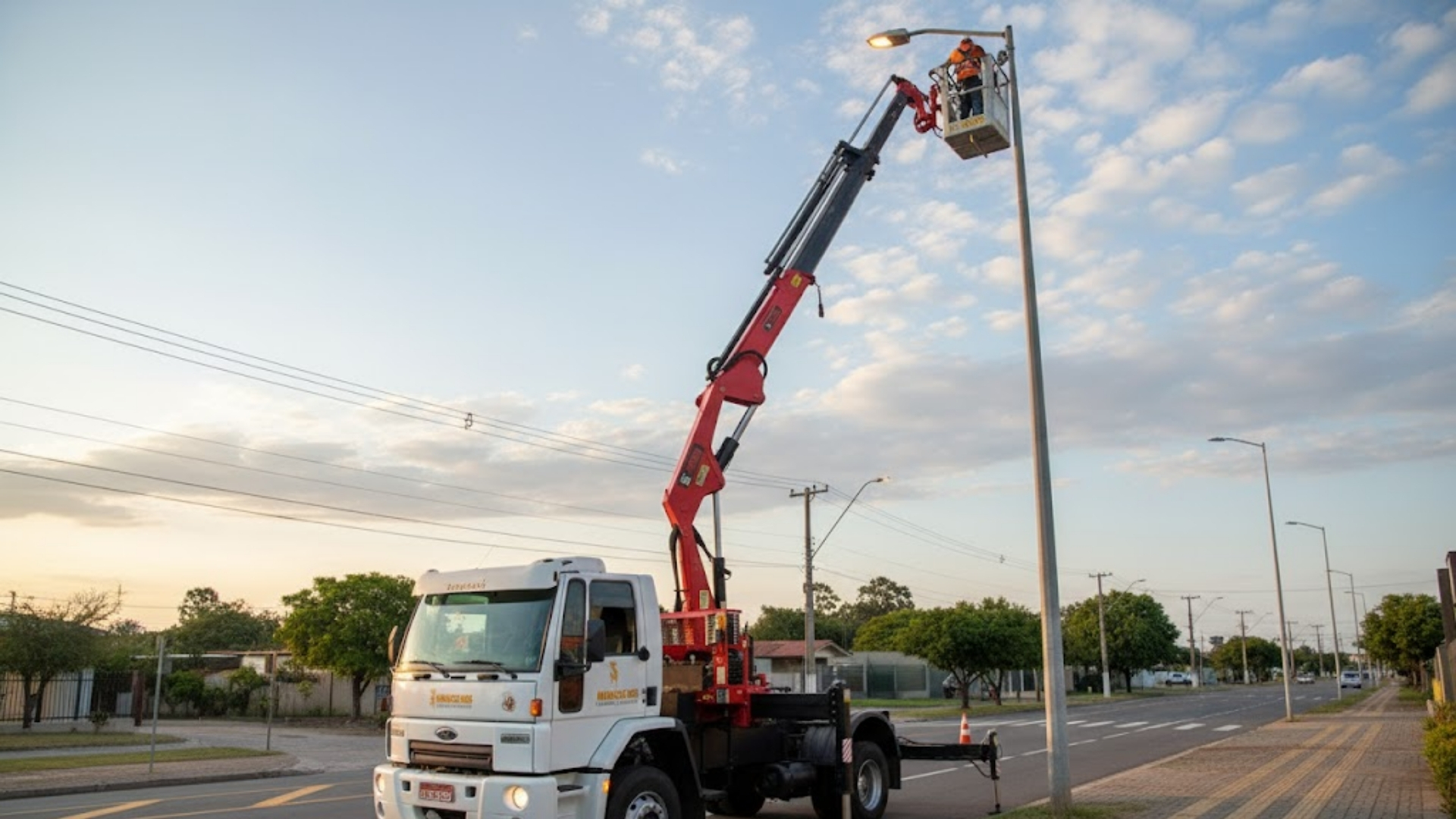 Caminhão com Cesto Aéreo