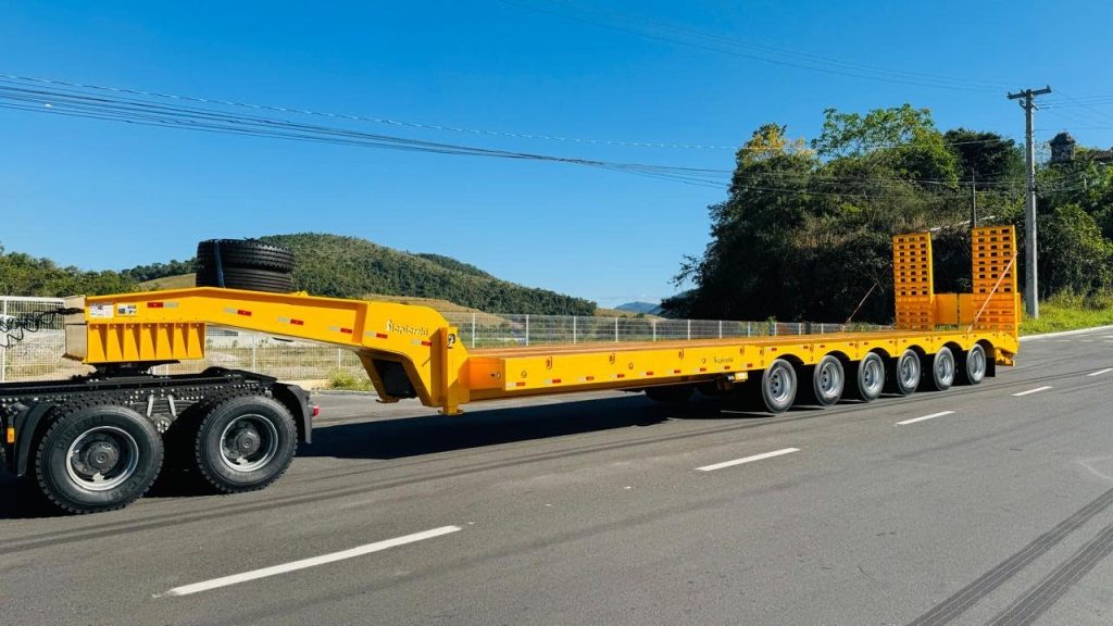 Guia completo da Munck MS sobre como escolher a carreta certa para o transporte de cargas pesadas e superdimensionadas. Conheça os tipos (Carreta Prancha, Extensiva, Lowboy), regulamentações (AET) e a importância do peso e do dimensionamento para o seu projeto no MS/SP.