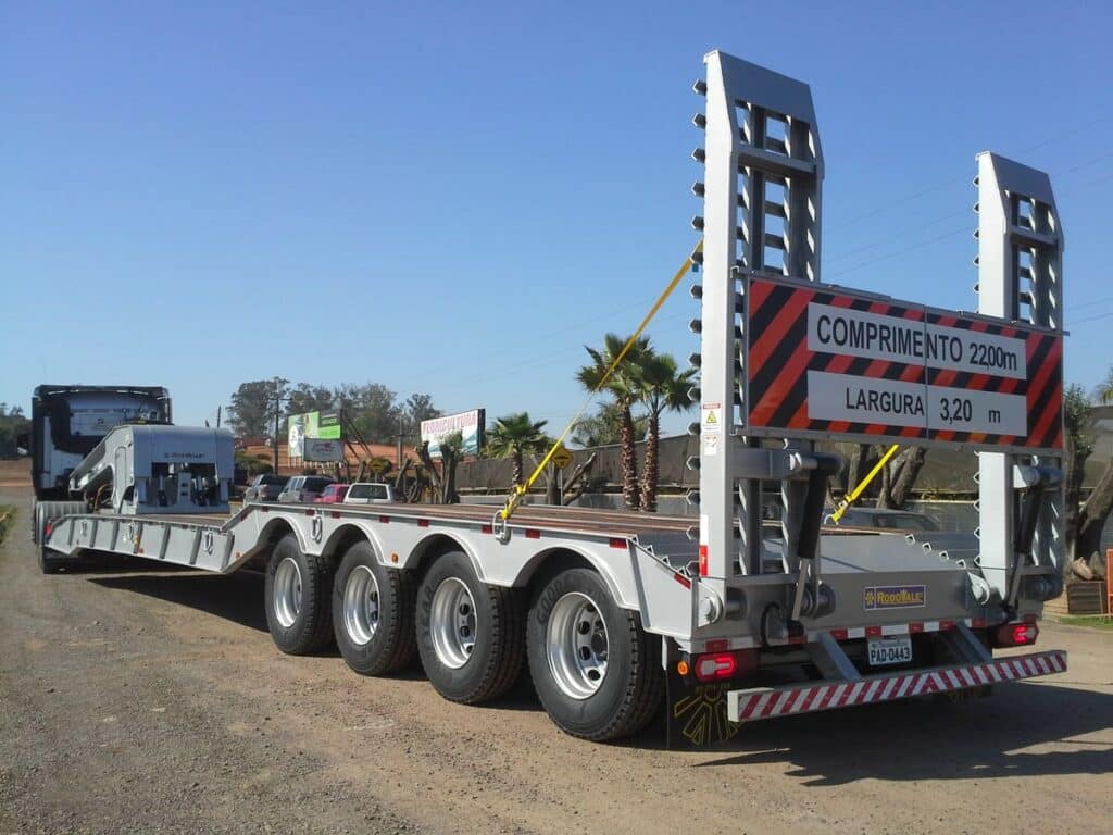 Guia completo da Munck MS sobre como escolher a carreta certa para o transporte de cargas pesadas e superdimensionadas. Conheça os tipos (Carreta Prancha, Extensiva, Lowboy), regulamentações (AET) e a importância do peso e do dimensionamento para o seu projeto no MS/SP.