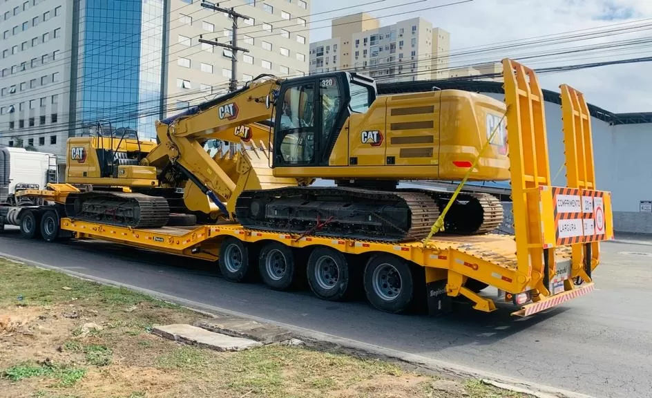 Guia completo da Munck MS sobre como escolher a carreta certa para o transporte de cargas pesadas e superdimensionadas. Conheça os tipos (Carreta Prancha, Extensiva, Lowboy), regulamentações (AET) e a importância do peso e do dimensionamento para o seu projeto no MS/SP.